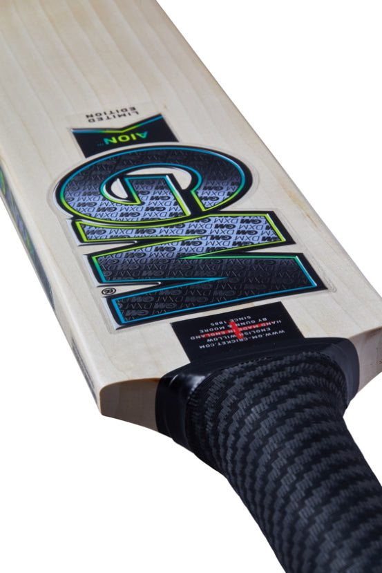 Gunn and Moore Aion 606 English Willow Cricket Bat - Short Handle